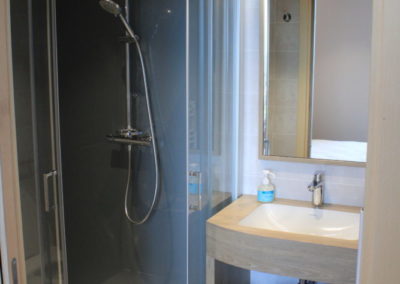 chambre-SDB-1-400x284 Présentation et Tarifs Hôtel